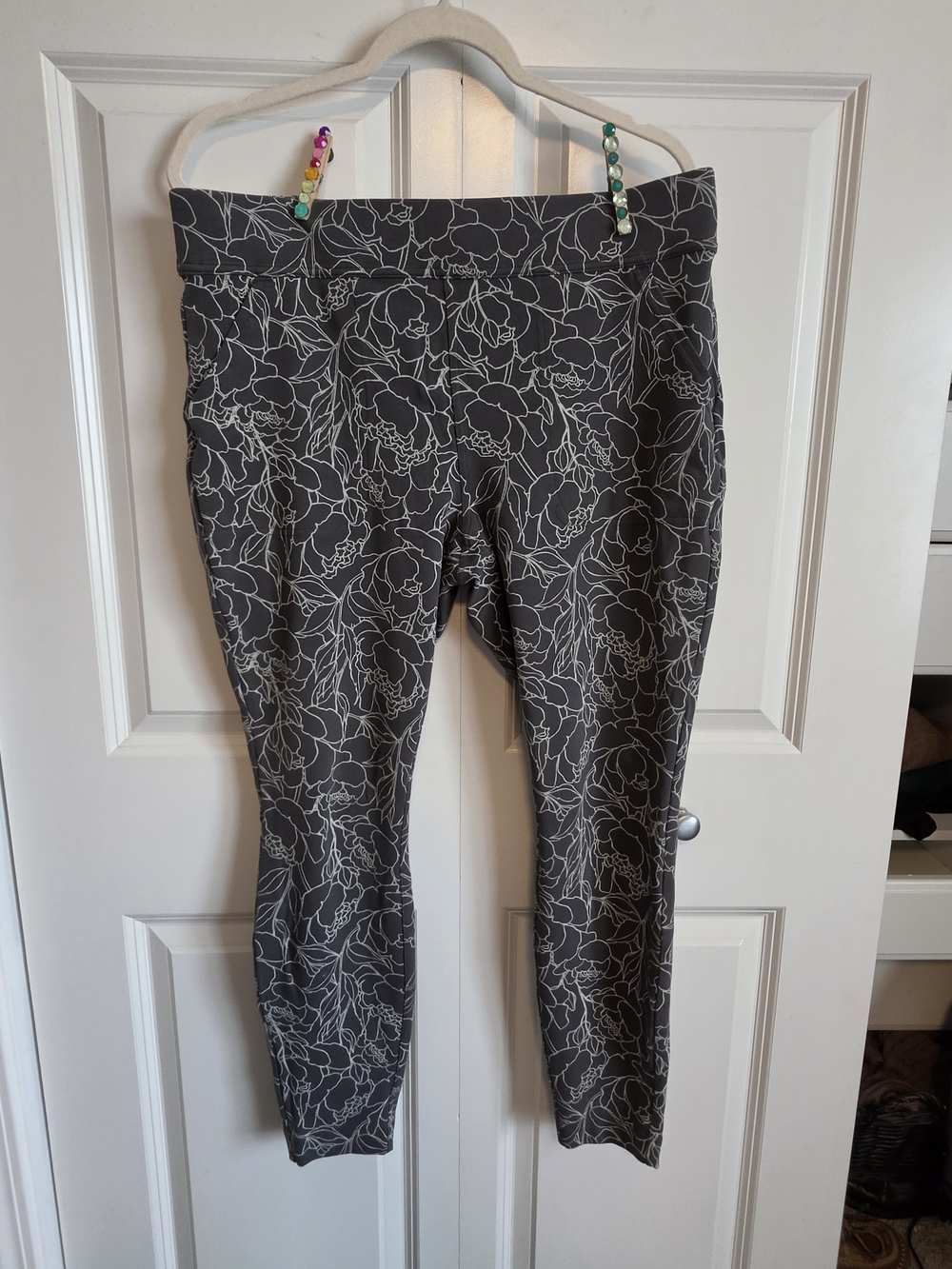 Duluth Trading Co Gray Leggings with White Floral, sturdy thick fabric, pockets